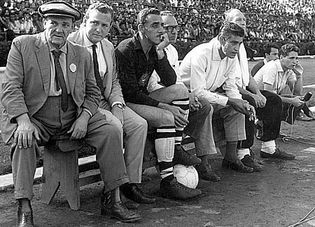 Veja as joelheira de Cabeção, no Pacaembu, em 1964. O técnico Brandão vê o jogo e Ely Coimbra é o último à direita.