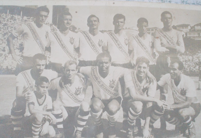 O Corinthians de 1954 com meias listradas. Em pé, da esquerda para a direita: Goiano, Allan, Idário, Homero, Roberto Belangero e Gylmar. Agachados: Cláudio, Luizinho, Baltazar, Rafael Chiarella e Simão. Foto enviada por Clovis da Silva, que pertencia ao seu pai. Os craques do Timão foram identificados pelo corintianíssimo Waldemar Micheletti