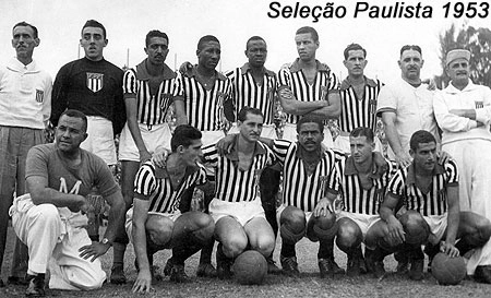 Acima, uma seleção paulista de nomes históricos. Em pé: Aimoré Moreira, Cabeção, Hélvio Piteira, Djalma Santos, Brandãozinho, Olavo, membro da comissão técnica e o mordomo Serrone, do São Paulo. Agachados: um massagista, Julinho Botelho, Antoninho Fernandes, Baltazar, Pinga e Rodrigues Tatu. Atentem para as bolas de capotão. Quanto diferença, hein?