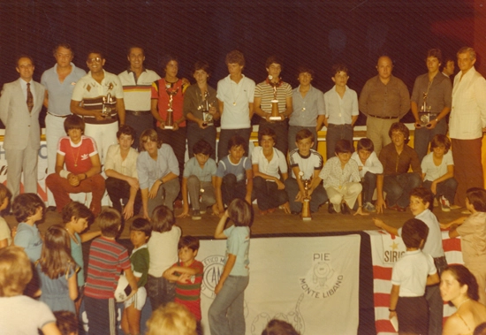 Gylmar dos Santos Neves é o quarto de pé, na primeira fileira acima do palco. Ao redor dele, diversos garotos premiados no campeonato de futebol de salão. Foto: Sarkis