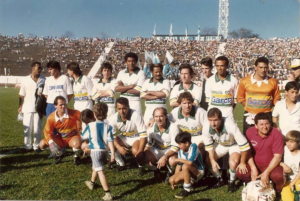 Jogo de despedida de Carlos Alberto Garcia no Estádio do Café, em 1990. Jogo dos amigos de Carlos Alberto contra os amigos de Zico. Na foto, em pé, Nei Lara, Robertinho, Marinho, Rodrigues Neto, Zé Mário, Jaime e Cicero, e agachados Paulo Vítor, Gil, Paulinho, Zico, não identificado e Massagista Toninho Carmagnani