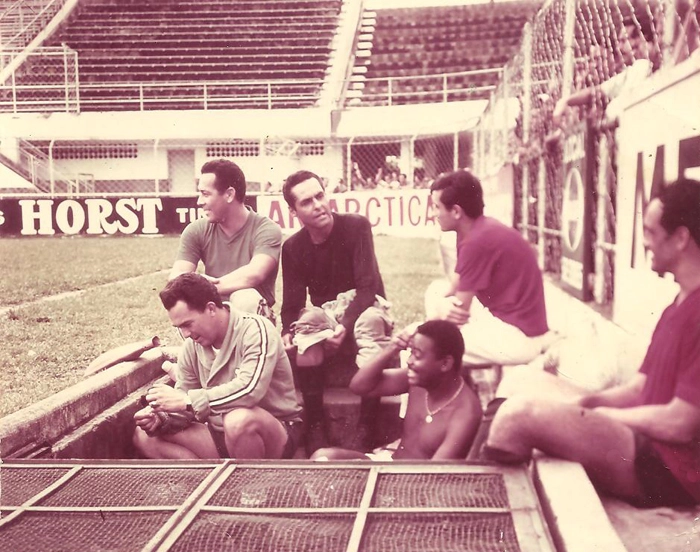 Sentados na parte superior, da esquerda para a direita, aparecem o massagista Beraldo e o grande Gylmar do Santos Neves. Na parte inferior estão Júlio Mazzei e Coutinho. Foto: Arquivo pessoal de Beraldo Linhares