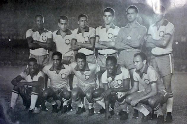 Em pé, da esquerda para a direita: Djalma Santos, Zito, Altair, Cláudio Danni, Gylmar e Mauro. Agachados: Dorval, Mengálvio, Amarildo, Pelé e Pepe. Foto enviada pelo internauta Walter Roberto Peres 