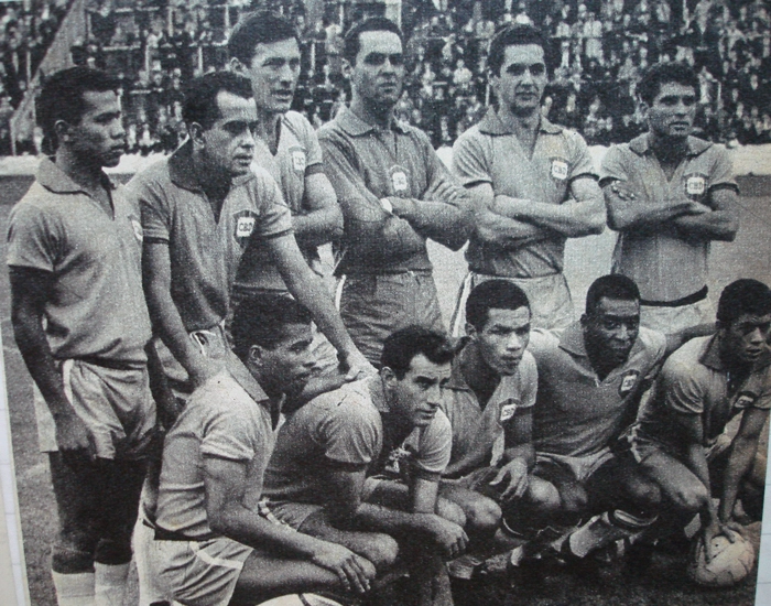 Em pé, da esquerda para a direita: Fidélis, Zito, Bellini, Gylmar, Orlando e Paulo Henrique. Agachados: Jairzinho, Gerson, Servíliio, Pelé e Amarildo. A imagem é do dia 25 de junho de 1966, quando o Brasil empatou amistoso com a Escócia por 1 a 1, em Glasgow, na Escócia. O gol brasileiro foi marcado por Servílio, que acabou sendo cortado e não foi à Copa da Inglaterra, no mesmo ano. Amarildo também não foi convocado, por contusão. Foto enviada por Roberto Saponari