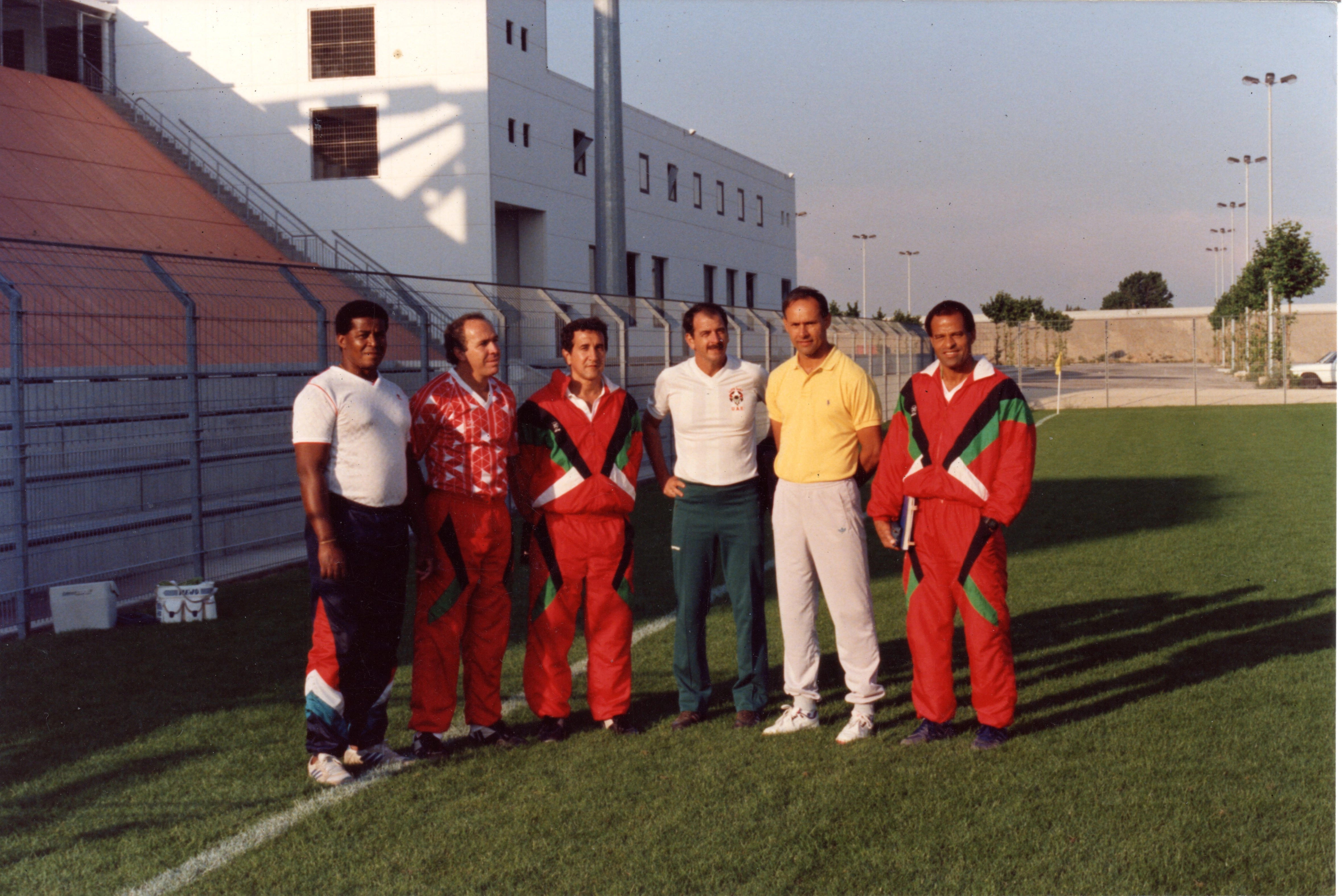 Durante a preparação para a Copa do Mundo de 1990, a seleção do Emirados Árabes Unidos se hospedou em Nimes, na França. Da direita para a esquerda: Paulo Paixão, Moracy Santana, Marcos Falopa e Carlos Alberto Parreira.