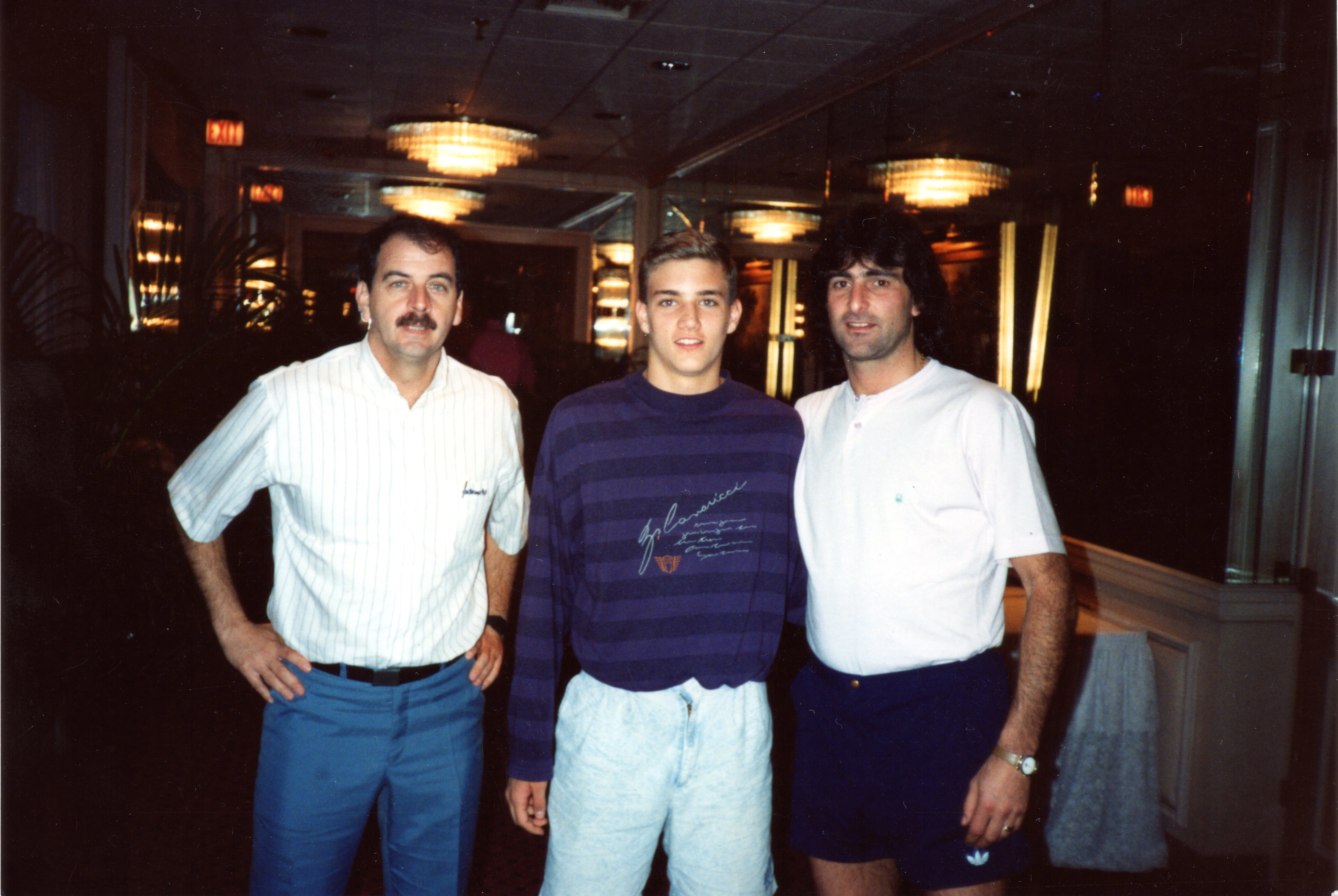 Durante um mundialito nos Estados Unidos, Marcos Falopa posou para foto com Stanley e Mario Kempes.
