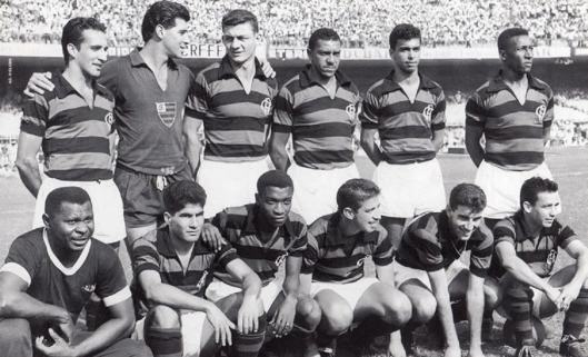 O Flamengo, em 1959, no gramado do Maracanã. Em pé: Joubert, Ari, Bolero, Jadir, Carlinhos e Jordan. Agachados: Othon, Moacir, Henrique, Gerson e Babá. Crédito: revista Placar – 50 times do Flamengo. (Via Blog Tardes de Pacaembu)