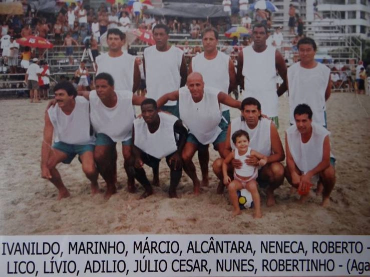 Robertinho jogando na praia com vários veteranos, como Marinho, Lico, Adílio, Julio Cesar e Nunes, todos ex-Flamengo. Neneca, ex-Guarani, Livio, ex-Cruzeiro e Marcio Alcantara, ex-Palmeiras.