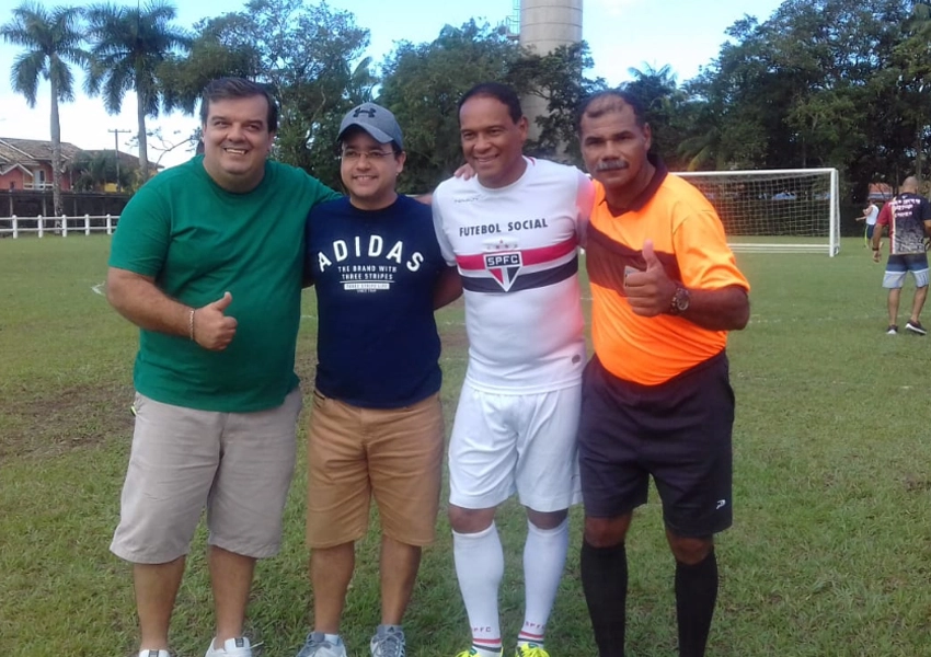 Jogo amistoso dos veteranos do São Paulo, em 26 de maio, no SESC Bertioga. Muller tietado por torcedores e árbitro