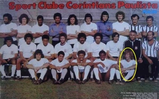 O argentino, em destaque, no elenco corintiano de 1976. Foto: Revista Placar