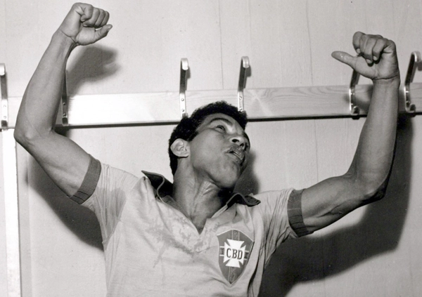 Pelé e Didi jogando damas na concentração da seleção brasileira, Serra  Negra, São Paulo, abril de 1962. Arquivo Naciona…