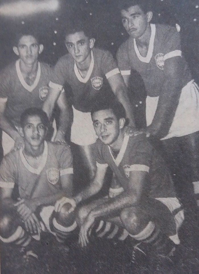 Ataque da seleção brasileira na olimpíada de Helsinki, em 1952, em pé vemos Humberto Tozzi, Larry e Vavá e agachados estão Milton e Jensen. A foto é da Revista Esporte Ilustrado, 800, de 1953