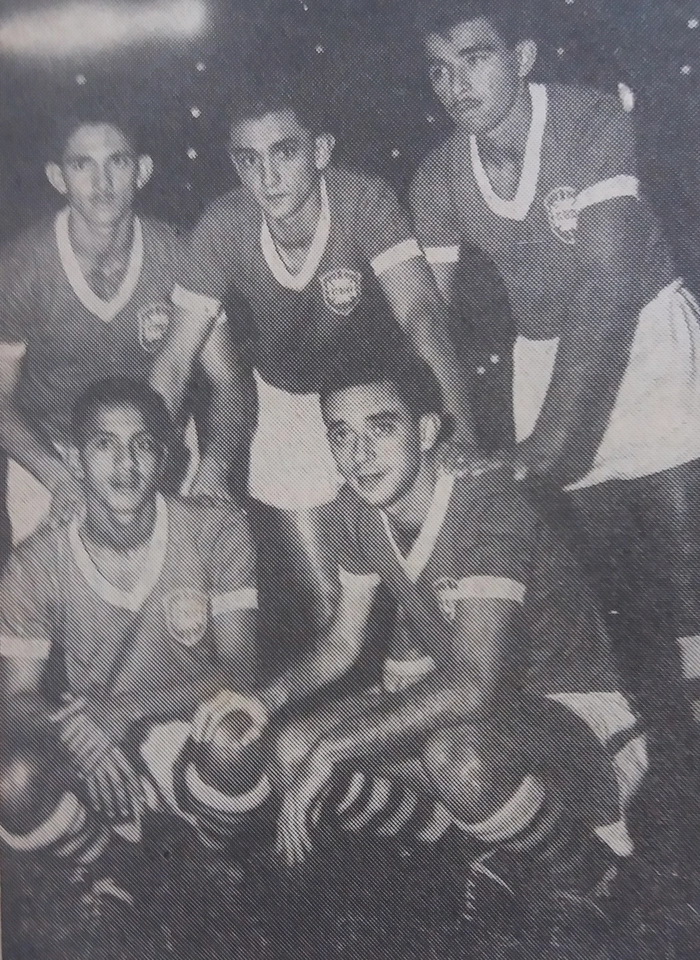 Ataque da sele&ccedil;&atilde;o brasileira na olimp&iacute;ada de Helsinki, em 1952, em p&eacute; vemos Humberto Tozzi, Larry e Vav&aacute; e agachados est&atilde;o Milton e Jensen. A foto &eacute; da Revista Esporte Ilustrado, 800, de 1953