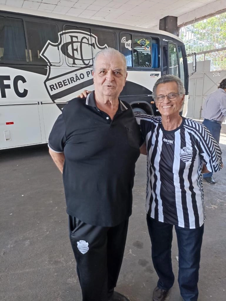 Diante do ônibus do Comercial de Ribeirão Preto, Tomires e Peixinho. Foto: arquivo pessoal de Tomires