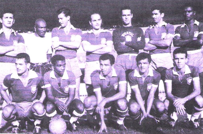 Em pé, da esquerda para a direita, De Sordi, Mário Américo, Bellini, Dino Sani, Gylmar, Nílton Santos e Zózimo. Agachados, da esquerda para a direita, Joel, Moacir, Vavá, Dida e Zagallo. Foto: Reprodução