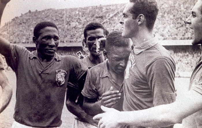 Da esquerda para a direita aparecem Djalma Santos, Didi (atrás), Pelé, Gylmar e Orlando Peçanha. Foto: Reprodução/Revista Football
