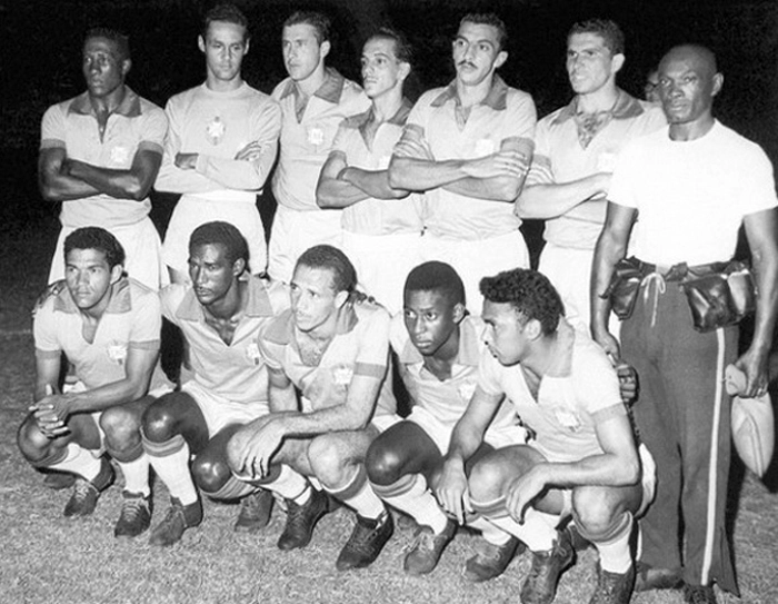 Da esquerda para a direita, em pé: Djalma Santos, Gylmar, Bellini, Décio Esteves, Formiga, Coronel e Mário Américo. Agachados: Garrincha, Didi, Paulinho Valentim, Pelé e Chinesinho. Foto enviada por José Alves