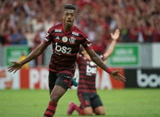 Atacante rubro-negro marcou duas vezes na partida disputada em Brasília. Foto: Alexandre Vidal/Flamengo