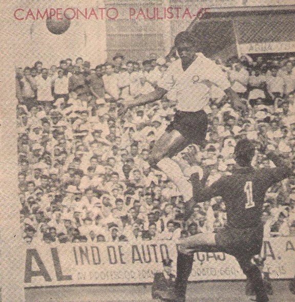 Flávio Minuano cabeçeia enquanto Gylmar e Geraldino observam, em novembro de 1965. Foto: Reprodução/Gazeta Ilustrada