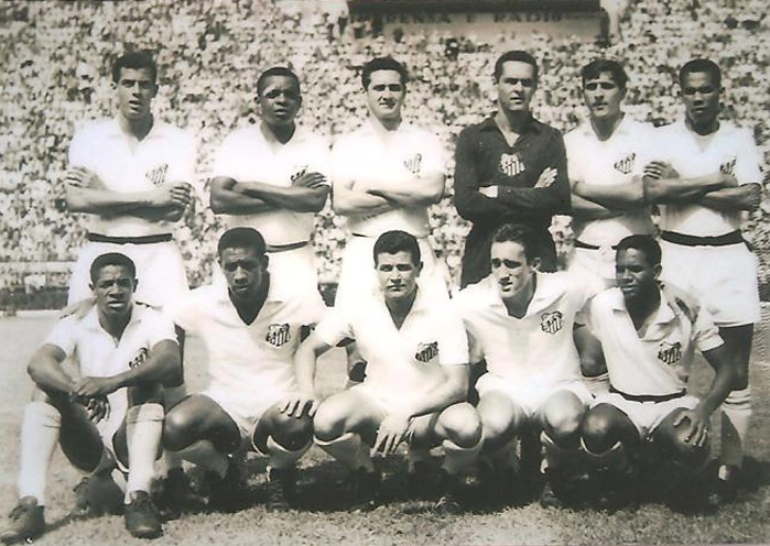 Linda foto do Santos Futebol Clube em 1965, em uma formação pouco comum das 11 camisas brancas mais famosas do mundo. Em pé, da esquerda para a direita: Carlos Alberto Torres, Lima, Orlando, Gylmar, Oberdan e Zé Carlos Silvério. Agachados: Dorval, Mengálvio, Del Vecchio, Toninho Guerreiro e Abel