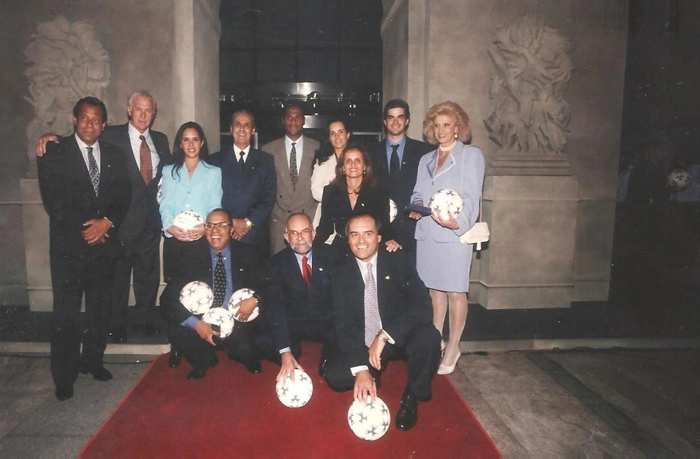 Evento do Banco CCF (depois HSBC) em 1998. Da esquerda para a direita, os dois primeiros são Carlos Alberto Torres e Bellini. O quarto é Gylmar e o quinto é Ronaldão, com funcionários da instituição financeira