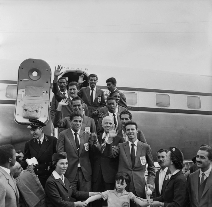 Na escada do avião da esquerda para a direita e de cima para baixo: Didi, Vavá e Nilton Santos. Bellini e Djalma Santos. Gylmar dos Santos Neves e Pelé. Garrincha, pessoa não identificado, Orlando Peçanha, Zagallo à frente e Pedro Luiz Paoliello (fora da escada). No canto esquerdo da foto, Moacir. Foto: Reprodução/In My Ear