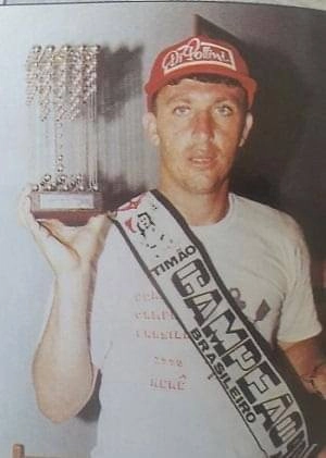 Em 1990, com réplica da taça do título do Brasileirão daquele ano