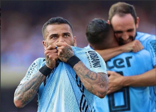 A partida ainda teve um gol são paulino anulado pela arbitragem