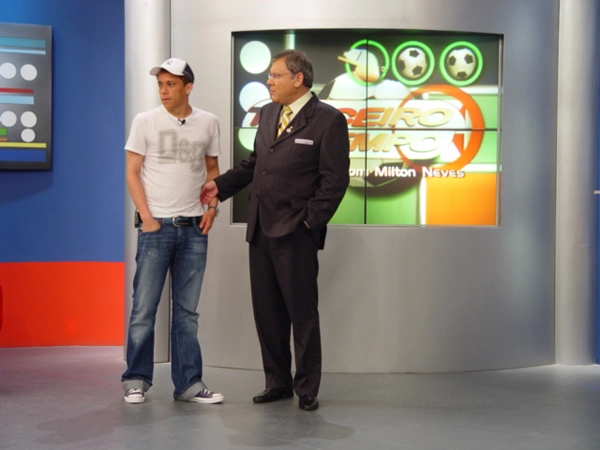 Fran&ccedil;a e Milton Neves conversando antes do in&iacute;cio do Terceiro Tempo, em junho de 2005
