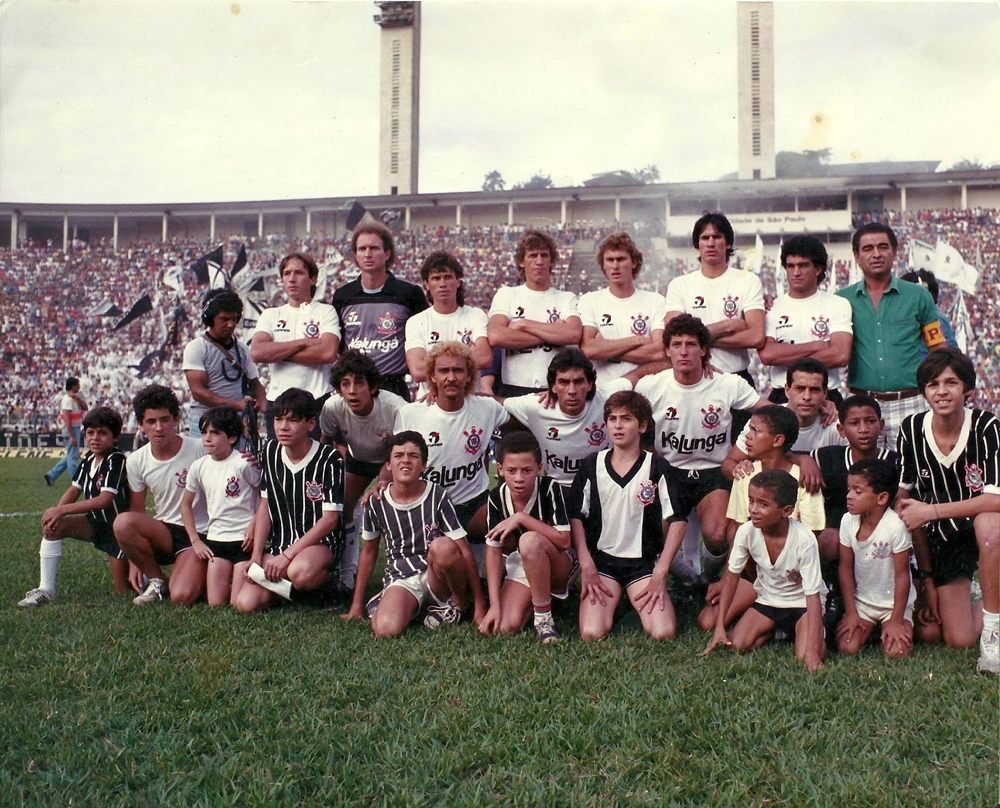 por Rogério Micheletti Ele fez parte do time do Coxa que conquistou o maior título da sua história: o Brasileirão de 1985. O lateral-esquerdo Dida foi a revelação do time paranaense naquele ano. Bom no apoio, Marco Aurélio Morais dos Santos, o Dida, foi uma das armas da equipe comandada por Ênio Andrade, que contava ainda com Rafael Cammarota, Lela, Índio, Édson (ex-Cruzeiro) e companhia. Vestiu também camisas importantes como as de Corinthians, Palmeiras, Flamengo e Grêmio. Atualmente, ele trabalha como comentarista esportivo da Sportv, em Curitiba. Coxa, seleção, Corinthians, Palmeiras... Um ano depois de se destacar com a camisa do Coritiba, Dida teve a oportunidade de ser convocado pela primeira vez para a seleção brasileira. Ainda em 86 (final do ano), ele (juntamente com o centroavante Índio) deixou o Coritiba para defender o Corinthians. Ainda como jogador do Coxa, Dida defendeu em três jogos a seleção principal (uma vitória e duas derrotas - números do livro 
