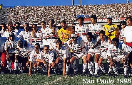 A foto &eacute; do dia 10 de maio de 1998, quando o S&atilde;o Paulo bateu o Corinthians por 3 a 1, no segundo jogo da final do Paulist&atilde;o daquele ano, e faturou seu 18&ordm; t&iacute;tulo estadual. O primeiro gol da partida foi marcado por Ra&iacute;, cabeceando sem marca&ccedil;&atilde;o para vencer o goleiro Nei. O corintiano Didi, ap&oacute;s belo corte em um defensor s&atilde;o-paulino, bateu com efeito para fazer um lindo gol, encobrindo o goleiro Rog&eacute;rio Ceni. O atacante Fran&ccedil;a desempatou a partida e tamb&eacute;m fez o terceiro do Tricolor, definindo o placar. O jogo foi marcado pela volta do craque Ra&iacute; e pela despedida do atacante Den&iacute;lson, de malas prontas para o Betis, da Espanha.Em p&eacute;: Dod&ocirc;, tr&ecirc;s integrantes da comiss&atilde;o t&eacute;cnica, o lateral direito Z&eacute; Carlos (que foi para a Copa da Fran&ccedil;a como reserva de Cafu), Aristiz&aacute;bal, Gallo, Rog&eacute;rio Ceni, M&aacute;rcio Santos, Roger, Sidney e Roberto Rojas. Agachados: Marcelinho Para&iacute;ba, Alexandre, Den&iacute;lson, Fran&ccedil;a, Fabiano, Carlos Miguel, Serginho, Cl&aacute;udio e Capit&atilde;o.