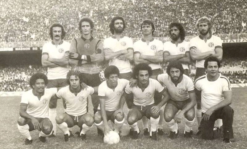 América do Rio em 1975. Em pé: Orlando Lelé, Zecão, Geraldo, Alex, Álvaro e Ivo. Agachados: Neco, Bráulio, Renato, Expedito e Gílson Nunes