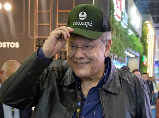 Jornalista vestiu o boné da cooperativa de Guaxupé-MG. Foto: Divulgação