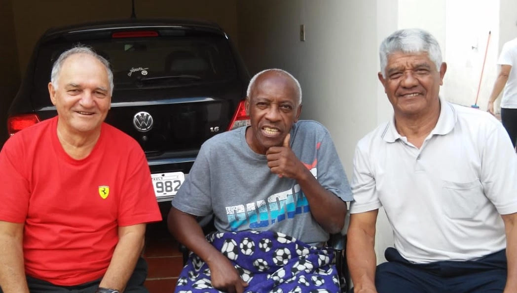 Encontro do trio de amigos em 2023. Da esquerda para a direita, o professor e escritor Amauri Martins, Ivair e Paes. Foto enviada por Amauri Martins