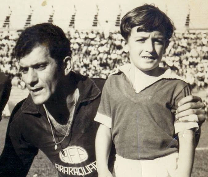Final da década de 60: vejam o goleiro Machado, da Ferroviária (ele brilhou também no Botafogo de Ribeirão Preto-SP), ao lado do então mascotinho Dorival Júnior, que mais tarde se tornaria um grande meia e treinador. Foto garimpada pelo historiador Vicente Henrique Baroffaldi