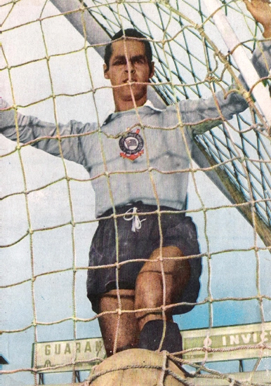 Gylmar dos Santos, com a camisa do Timão, vai parar dentro do gol. Foto: Reprodução/A Gazeta Ilustrada