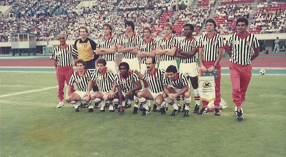 Amistoso entre Seleção Paulista e Seleção do Japão em Tóquio. Em pé, da esquerda para a direita: massagista, Leão, Oscar, Marco Antonio, Ronaldo, Ademir, Chiquinho e o técnico Candinho. Agachados: Silvinho, Heriberto, Dino Furacão, Mário Sérgio e Zé Sérgio