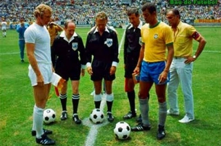 Os saudosos capit&atilde;es Bobby Moore e Carlos Alberto Torres na hora da 'moedinha'. Foto: Reprodu&ccedil;&atilde;o