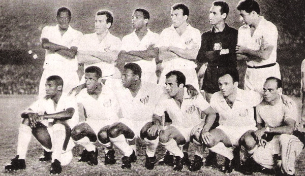 Em pé, da esquerda para a direita: Haroldo, Dalmo, Lima, Ismael, Gylmar e Mauro. Agachados, da esquerda para a direita: Dorval, Mengálvio, Coutinho, Almir, Pepe e o massagista Macedo. Foto: Reprodução/Revista do Santos