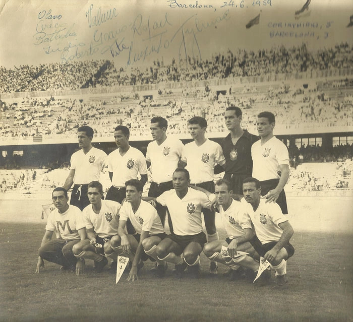 O Corinthians enfrentou o Barcelona no Camp Nou, em Barcelona, derrotando o Barcelona por 5 a 3, em jogo válido pelo Torneio Costa do Sol, em 24 de junho de 1959, uma quarta-feira. Evaristo abriu o placar para a equipe espanhola e Luizinho empatou. Czibor recolocou o Barça em vantagem, mas depois o Corinthians reagiu e marcou com Bataglia, Índio e Tite (duas vezes). Da esquerda para a direita: Olavo, Oreco, Goiano, Valmir, Gylmar e Roberto Belangero. Agachados: Bataglia, Rafael Chiarella, Índio, Luizinho e Tite. Foto: arquivo pessoal de Valmir, identificada por Waldemar Micheletti. Informações sobre a partida: Almanaque do Timão, de Celso Unzelte