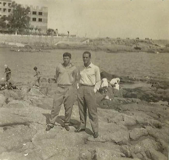 Nas pedras, Valmir e Gylmar em praia da Espanha, durante excursão do Corinthians em 1959. Atrás, as crianças parecem estar pegando mariscos e outros frutos do mar. Foto: arquivo pessoal de Valmir