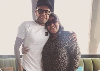 Daniel Alves e a mãe, Dona Lúcia Ribeiro. Foto: Reprodução/Instagram
