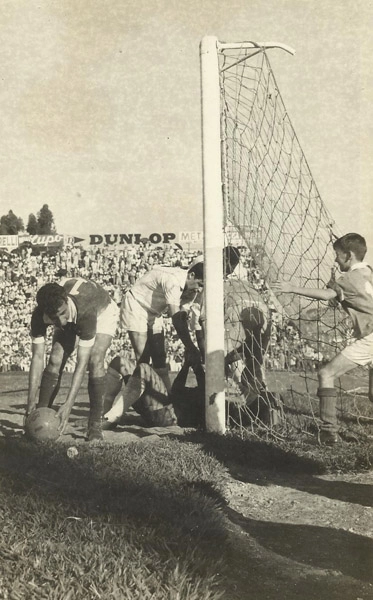 Jogo entre Santos e Ferroviária em 1962 na cidade de Araraquara-SP. O placar foi 1 a 1. Escalera dividiu a jogada com Gylmar e acabou chutando a mão do goleiro, que foi fraturada