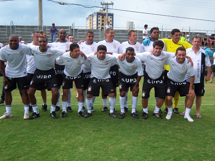 Em pé, da esquerda para a direita, Guinei, Wagner Basílio, Alfinete, Ronaldo, Dama, Dagoberto e Wagninho. Agachados, da esquerda para a direita, Gilmar Fubá, Nilson, Valdeir, Fabinho Fontes, Edson Pezinho, João Paulo Papinha e Gino. Foto: Wagninho