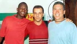 Rondinelli (dir) está ao lado de Andrezinho (ex-Flamengo e que um dia foi revelado pela escolinha do ex-craque) e Antônio Carlos Viola Filho (centro), fotógrafo profissional