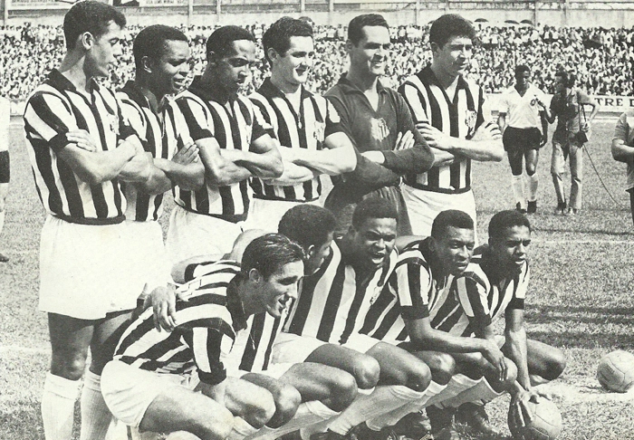 Da esquerda para a direita, em pé: Carlos Alberto, Lima, Geraldino, Orlando, Gylmar e Mauro. Agachados: Toninho, Mengálvio, Coutinho, Pelé e Abel. Ao fundo do time santista, vemos o jogador corintiano Flávio Minuano sendo entrevistado por Geraldo Blota. Foto: Revista 