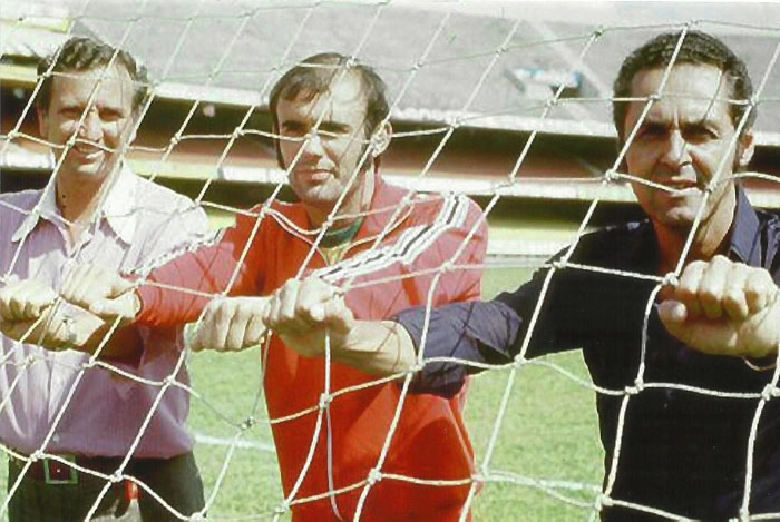 Poy, Waldir Peres e Gylmar posam segurando a rede de um dos gols do Morumbi. Foto: arquivo pessoal de Waldir Peres, enviada por Emílio A. Duva