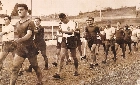 Achados & Perdidos: Imagens maravilhosas dos nossos craques do passado 'driblando' até touceiras em surrados campos de futebol