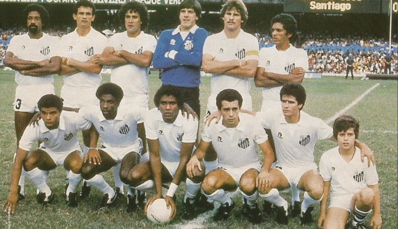 Santos que perdeu a final do Campeonato Brasileiro de 1983, para o Flamengo, por 3 a 0, no Maracanã. Em pé: Gilberto Sorriso, Toninho Silva, Toninho Carlos, Marolla, Márcio Rossini e Toninho Oliveira. Agachados: Serginho Segundo, Paulo Isidoro, Serginho, Pita e João Paulo. A foto é da Revista Placar.