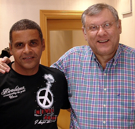 Wagner Basílio e Milton Neves, no dia 2 de março de 2008, na Rádio Bandeirantes, pouco antes da entrevista em que o zagueiro admitiu ter cometido um pênalti no ponta João Paulo, na final do Brasileirão de 86 entre São Paulo e Guarani.